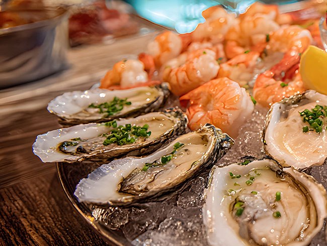 Seafood buffet with fish, shellfish and refined side dishes served at PURE Restaurant at Sheraton Offenbach.