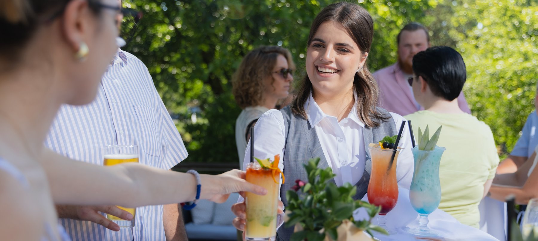 Professioneller Service serviert stilvoll zubereitete Drinks im PURE Restaurant des Sheraton Offenbach