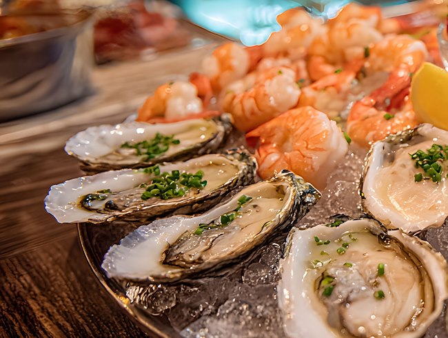 Seafood-Buffet mit Fisch, Krustentieren und feinen Beilagen im PURE Restaurant des Sheraton